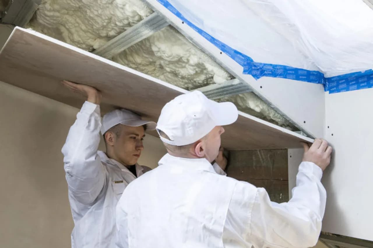 Czym szpachlować piankę montażową, aby uzyskać idealne wykończenie?