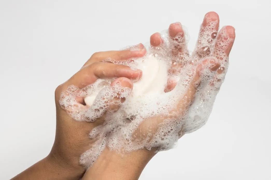 Skuteczne sposoby na to, czym umyć ręce po piance montażowej